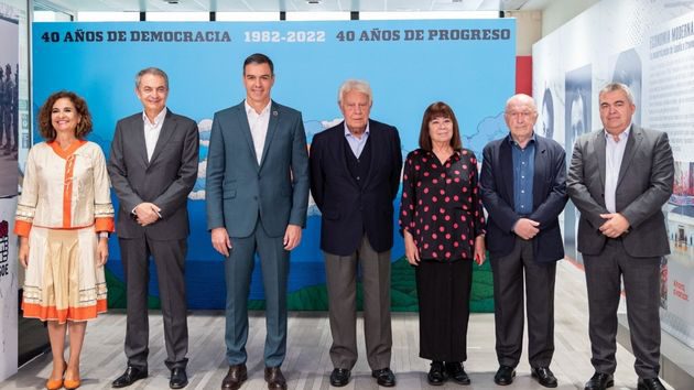 Sánchez reivindica “la política para cambiar la vida de la gente” durante la inauguración de la exposición “40 años de democracia, 40 años de progreso”, en la sede del PSOE